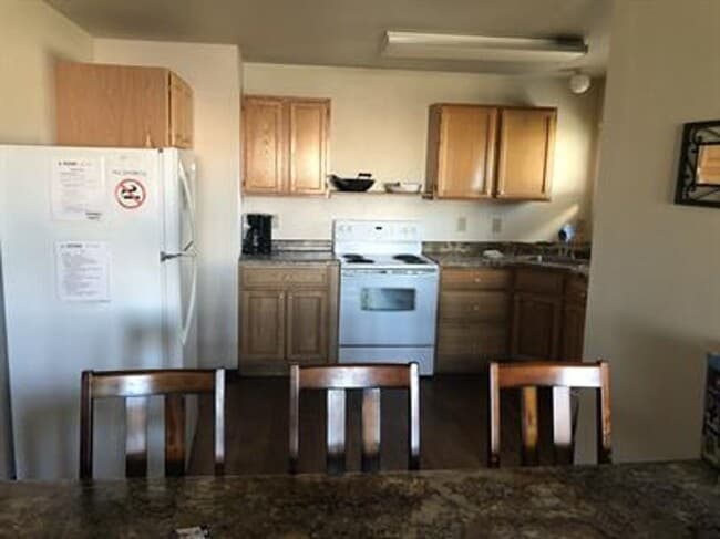 Building Photo - 7 Bed 2.5 Bath House for Rent