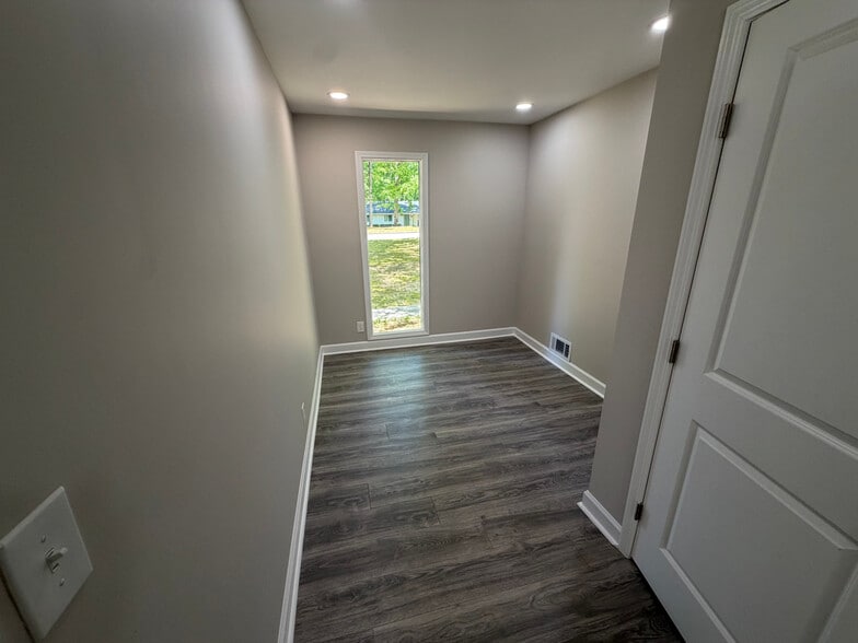 Building Photo - Room in House on Heritage Hills Cir