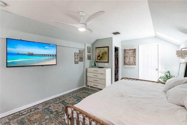 Building Photo - 1323 Solana Rd