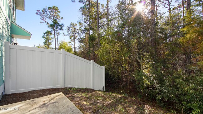 Building Photo - 1875 Pointe Dr