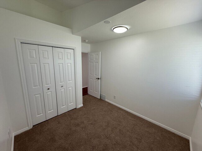 Building Photo - Beautiful 5 bedroom home!