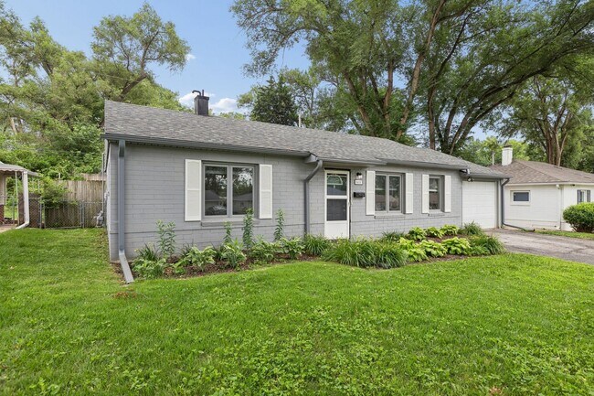 Building Photo - Charming 3-Bedroom Home in a Prime Aksarben Location!