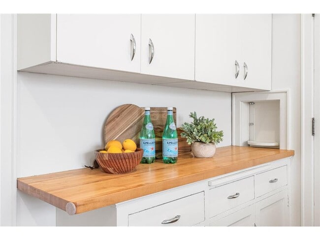 Building Photo - 1621 W 25th St