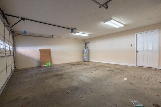 Building Photo - Rent-Ready 3BR/2.5BA Townhouse with 2-Car Garage Near Johnson City Hospital