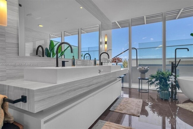 Building Photo - 2200 N Ocean Blvd