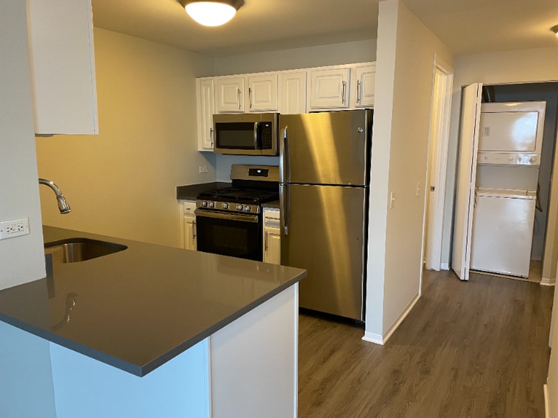 Primary Photo - 551 N State St