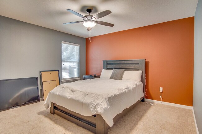 Building Photo - Charming 3-Bedroom Home in Central Pensacola with Open Layout and Fenced Yard