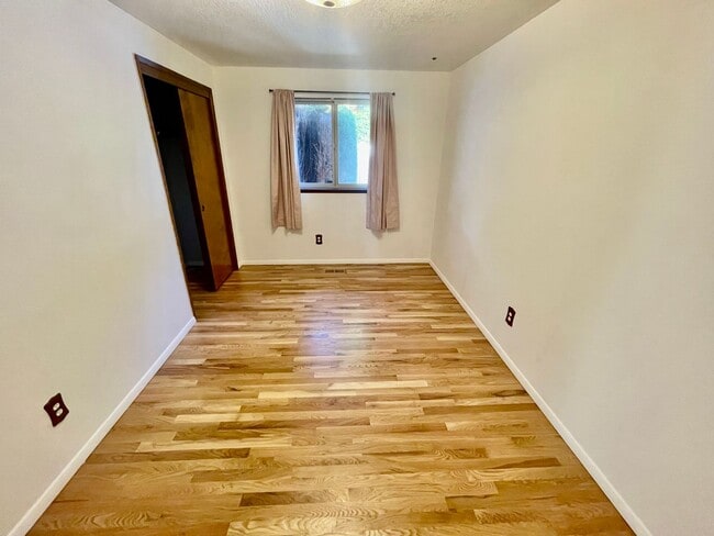 Building Photo - Beautiful 2bd/1bath South Tabor Home with ...