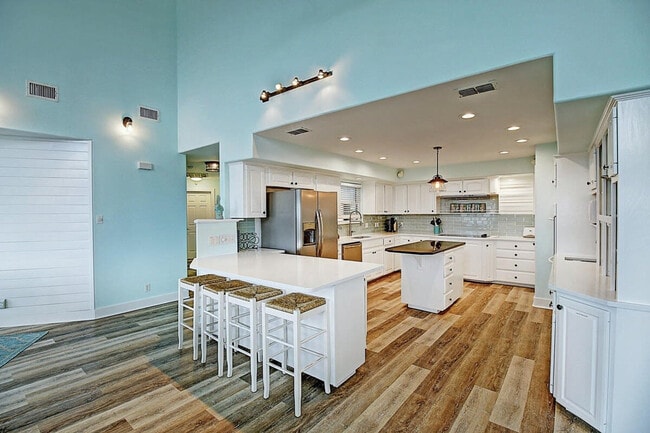 Building Photo - 9 La Playa