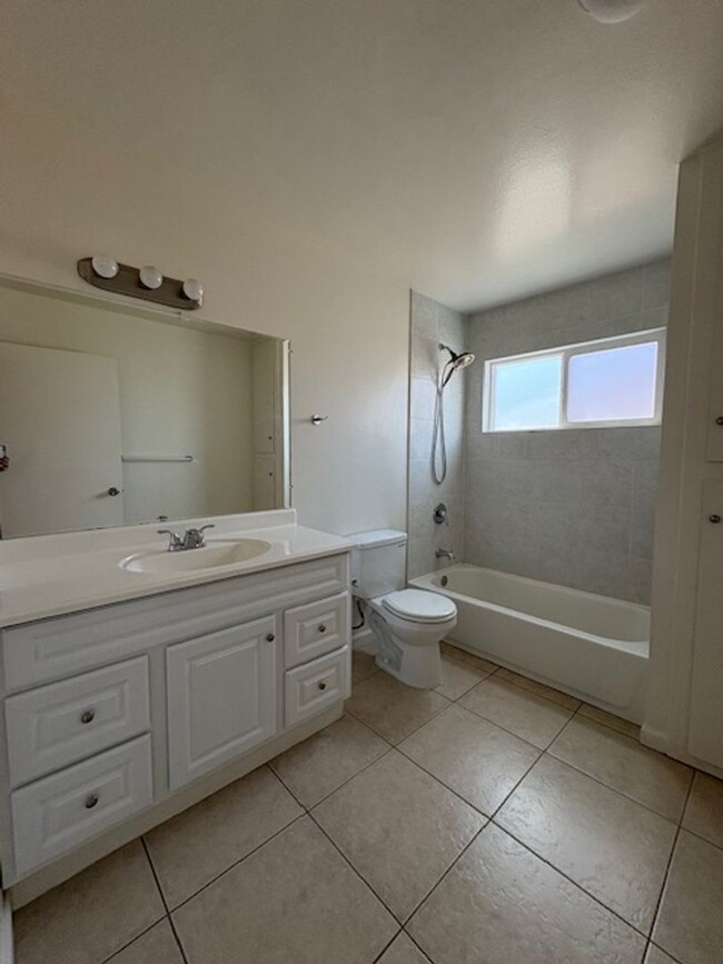 Building Photo - La Mar 4-Plex (25280) (DD)