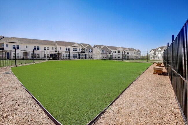 Building Photo - 3900 Carmel Villas Dr