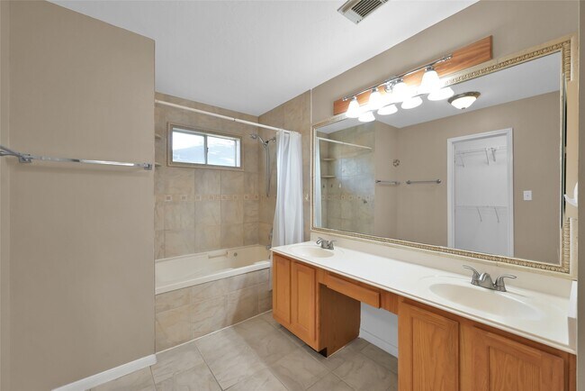 Building Photo - 710 Moonwalk St