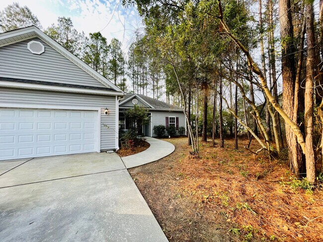 Building Photo - 3/2 single family - quiet neighborhood - updated and ready to move in!