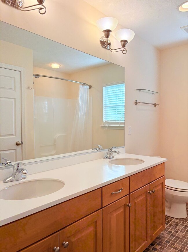 Building Photo - Large Spacious Home With Fully Fenced In Y...