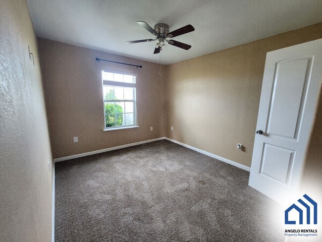 Building Photo - Spacious 3 bedroom 2 bath home COMING SOON!