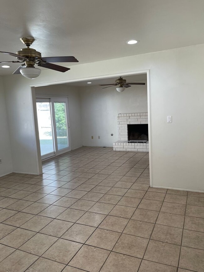 Building Photo - Large 3 Bedroom, 2 Bath Home on NE