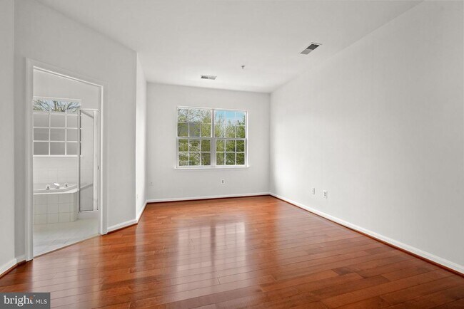 Building Photo - 13044 Town Commons Dr