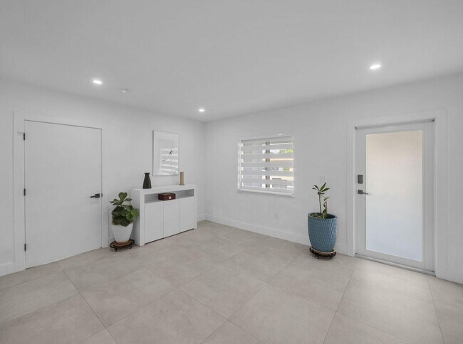 Building Photo - 520 NE 135th St