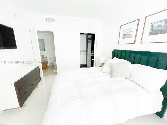 Building Photo - 6000 Collins Ave