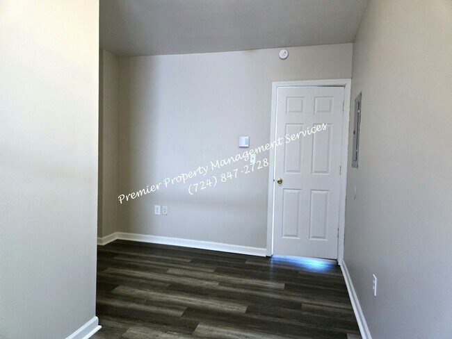 Building Photo - 211 E Wallace Ave
