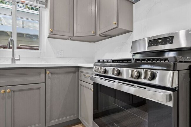Building Photo - 2,900 /Month Beautiful 2 Bed, 1 Bath Single Story, with Garage Centrally Located in Petaluma!