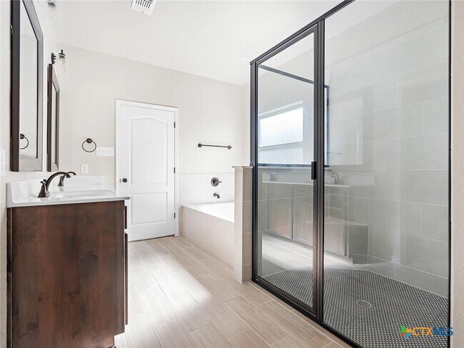 Building Photo - 602 Dred Roger Circle