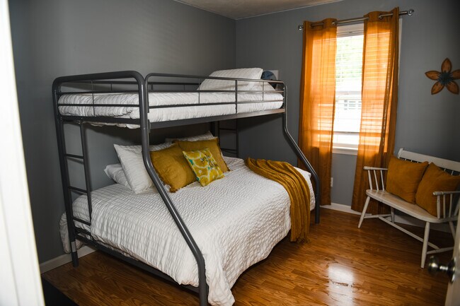 Full & Twin Bedroom - 201 Rector Dr