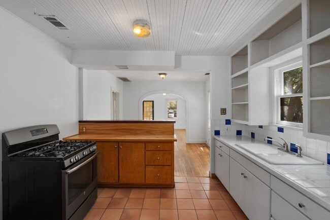 Building Photo - 1500 Newning Ave