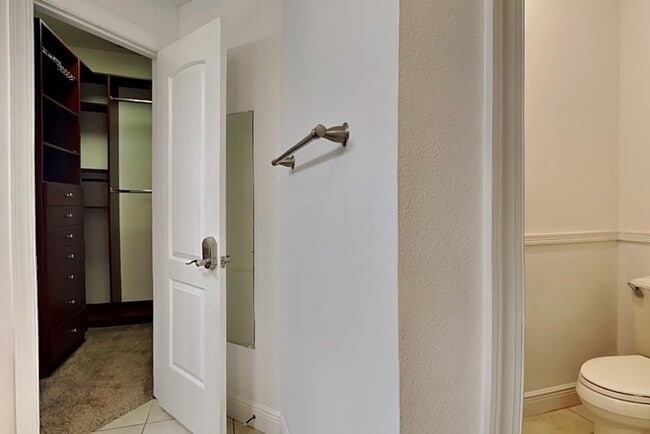 Building Photo - 422 S Habana Ave