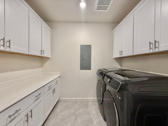 Building Photo - Bright and Modern Home in Hollister
