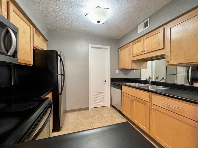 Building Photo - Charming Condo for Rent