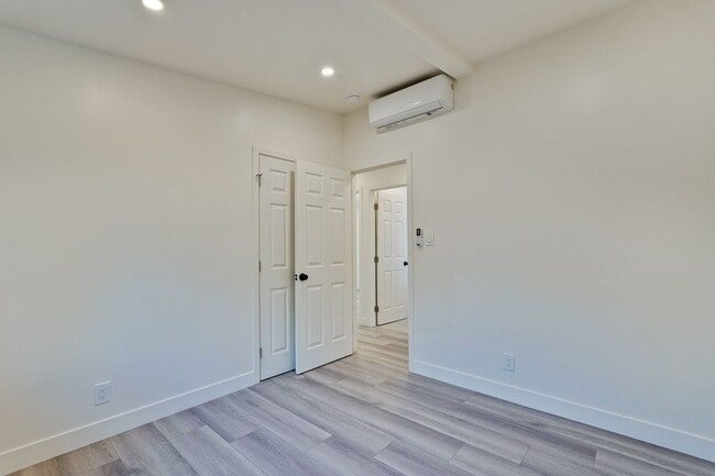 Building Photo - Charming updated 3 bedroom, 1 bathroom hom...