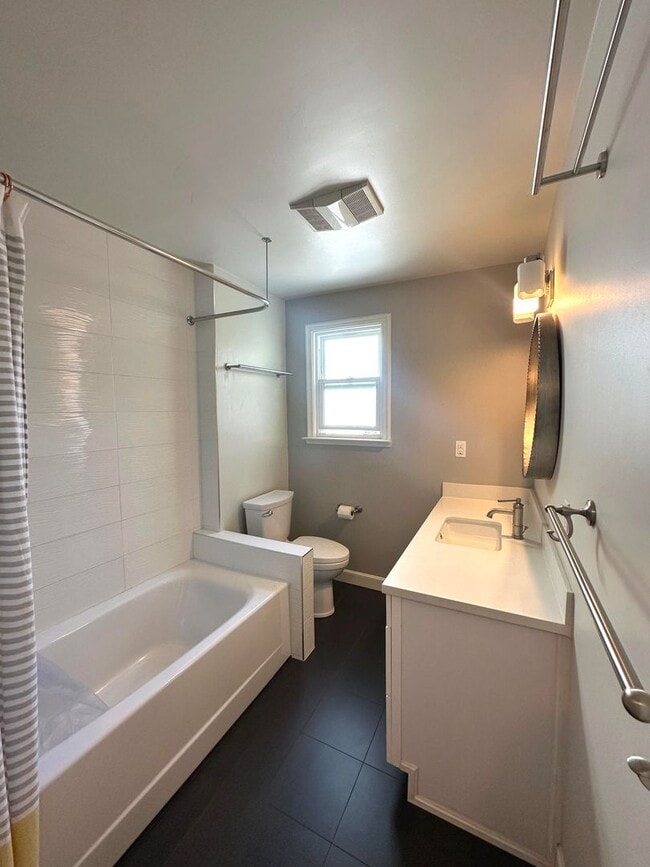 Building Photo - UPDATED Split Level 3BR/2BA 1650sf Sunset ...