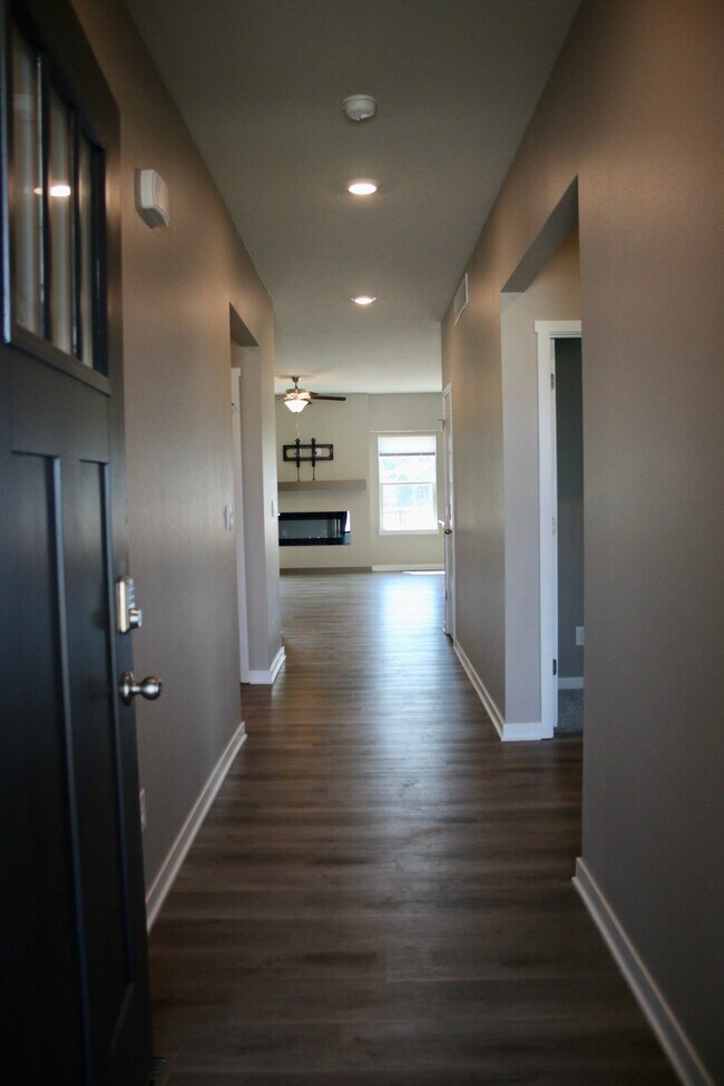 Building Photo - 25070 Eagle Vis Dr