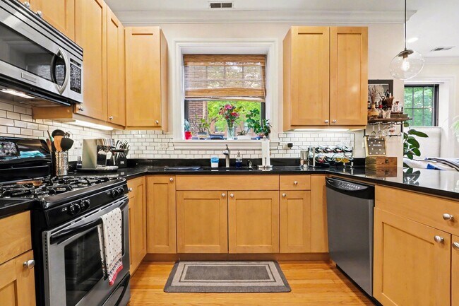 Building Photo - 918 W Schubert Ave