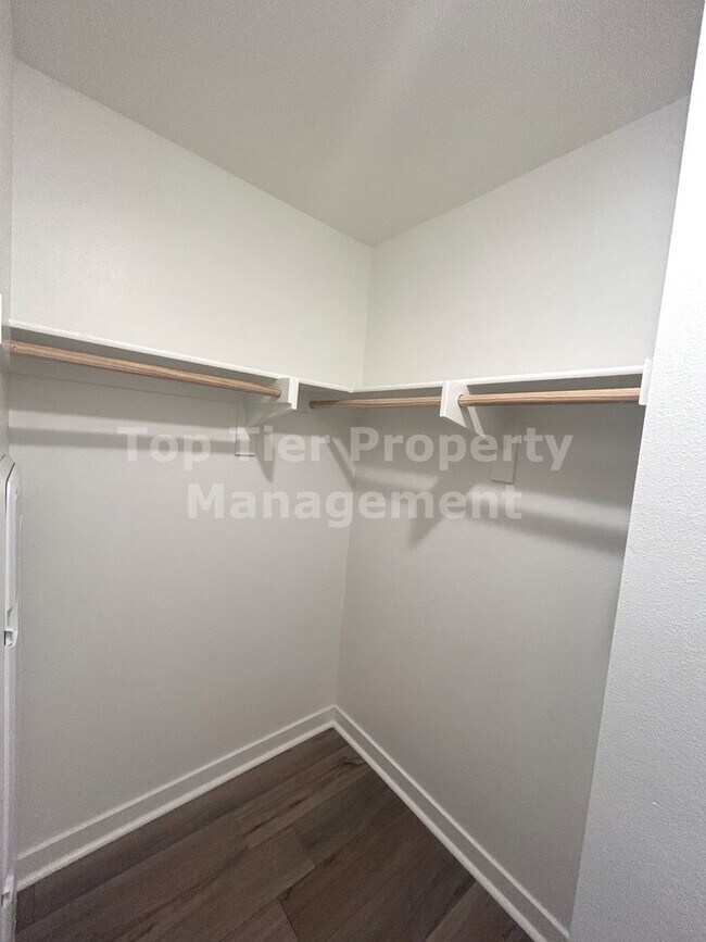 Building Photo - ***Gorgeous 2 bed / 2.5 bath / 1,083 sqft Townhouse in New Citro Community of Fallbrook - Availab...