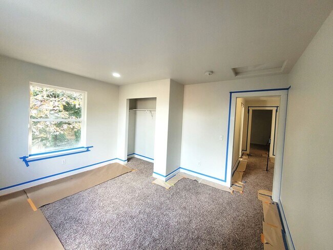 Building Photo - Spacious Four Bedroom Home with Bonus Room...
