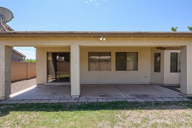 Building Photo - COMING SOON !! Lovely 4Bedroom/2Bath in the Heart of Chandler