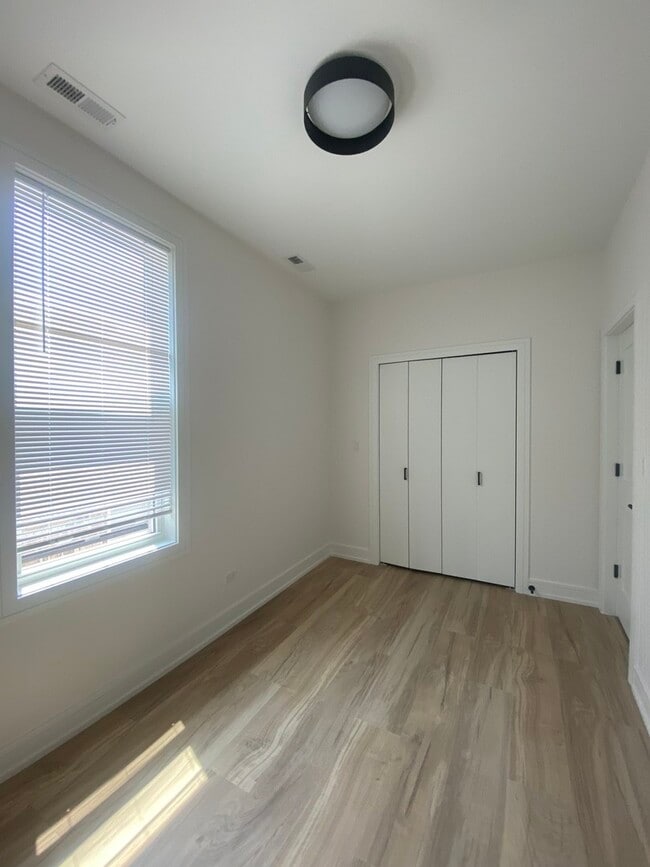 Building Photo - 2934 N Avers Ave