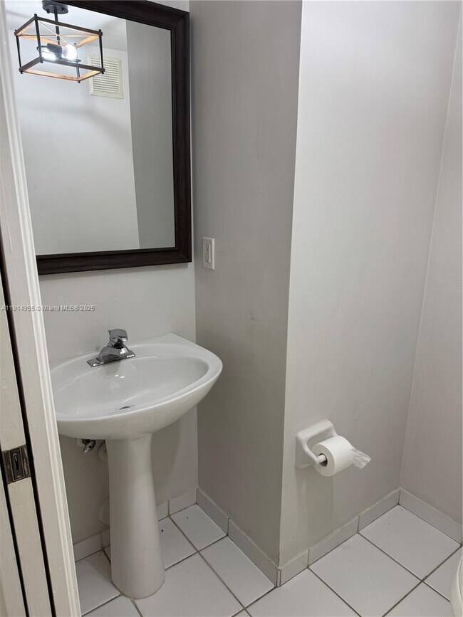 Building Photo - 2224 SE 25th Ave