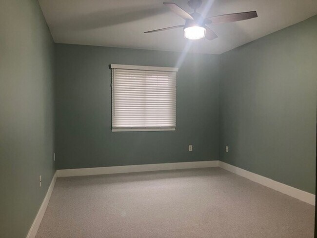 Building Photo - Behrell Condo