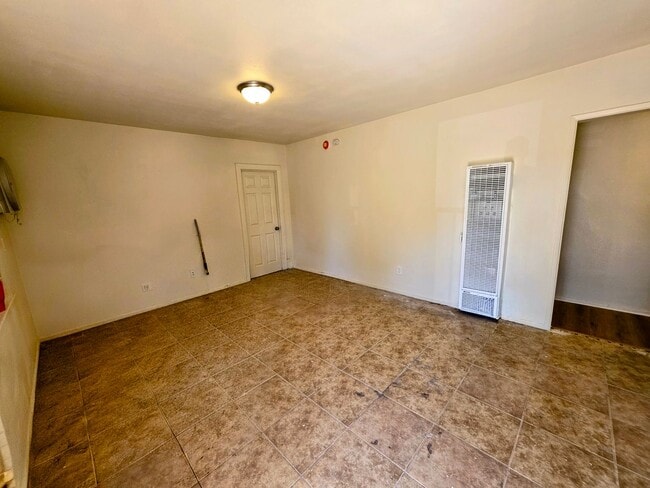 Building Photo - Spacious 4-bedroom, 2-bath house in San Bernardino near Del Rosa & Lynwood.