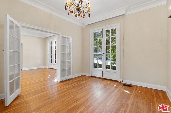 Building Photo - 420 S Beverwil Dr