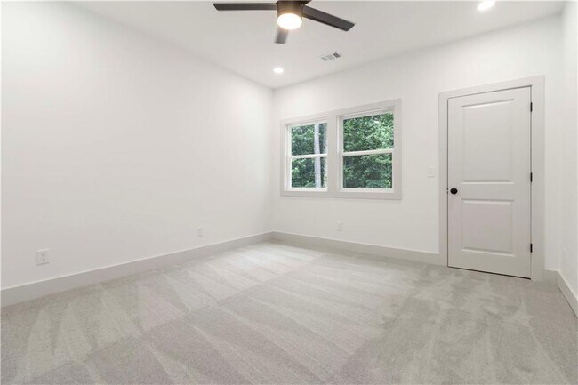 Building Photo - 2884 Thompson Cir