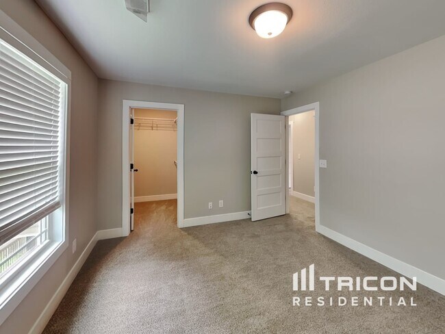 Building Photo - 525 Somerset Ln