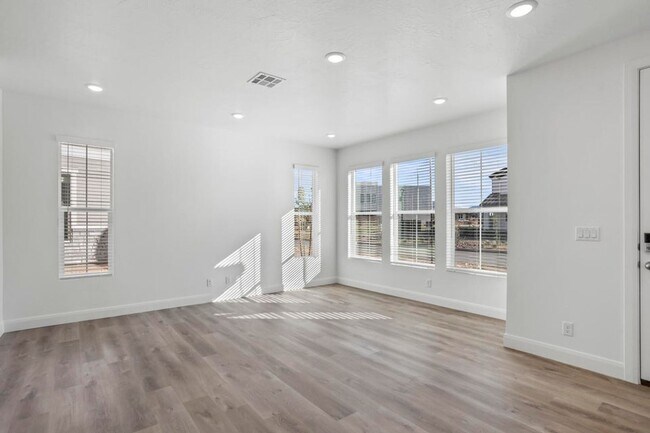 Building Photo - Beautiful 3 Bedroom Townhome in Desert Col...