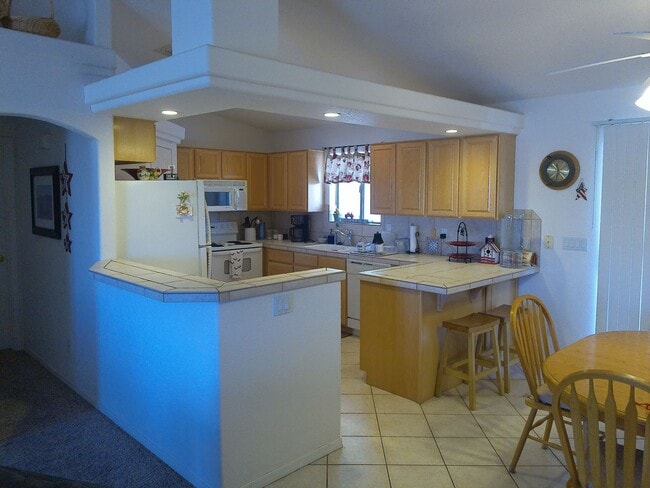 Building Photo - Seasonal Winter Rental Nov 1st to April 30...