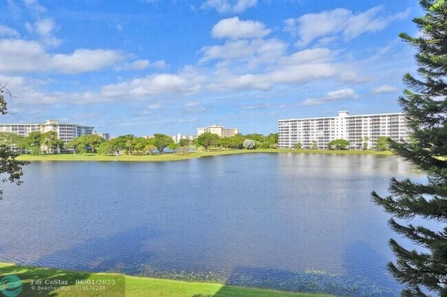 Building Photo - 2751 N Palm Aire Dr