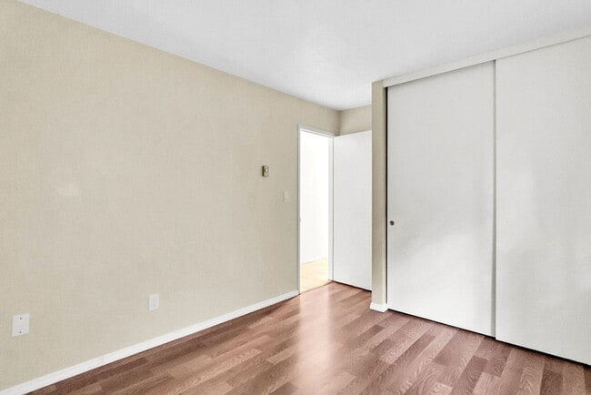 Building Photo - Great three bedroom/two bath single level corner townhome in UTC!