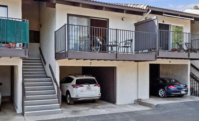 Building Photo - This sweet 1-BD, 1-BA condo is in the Sant...